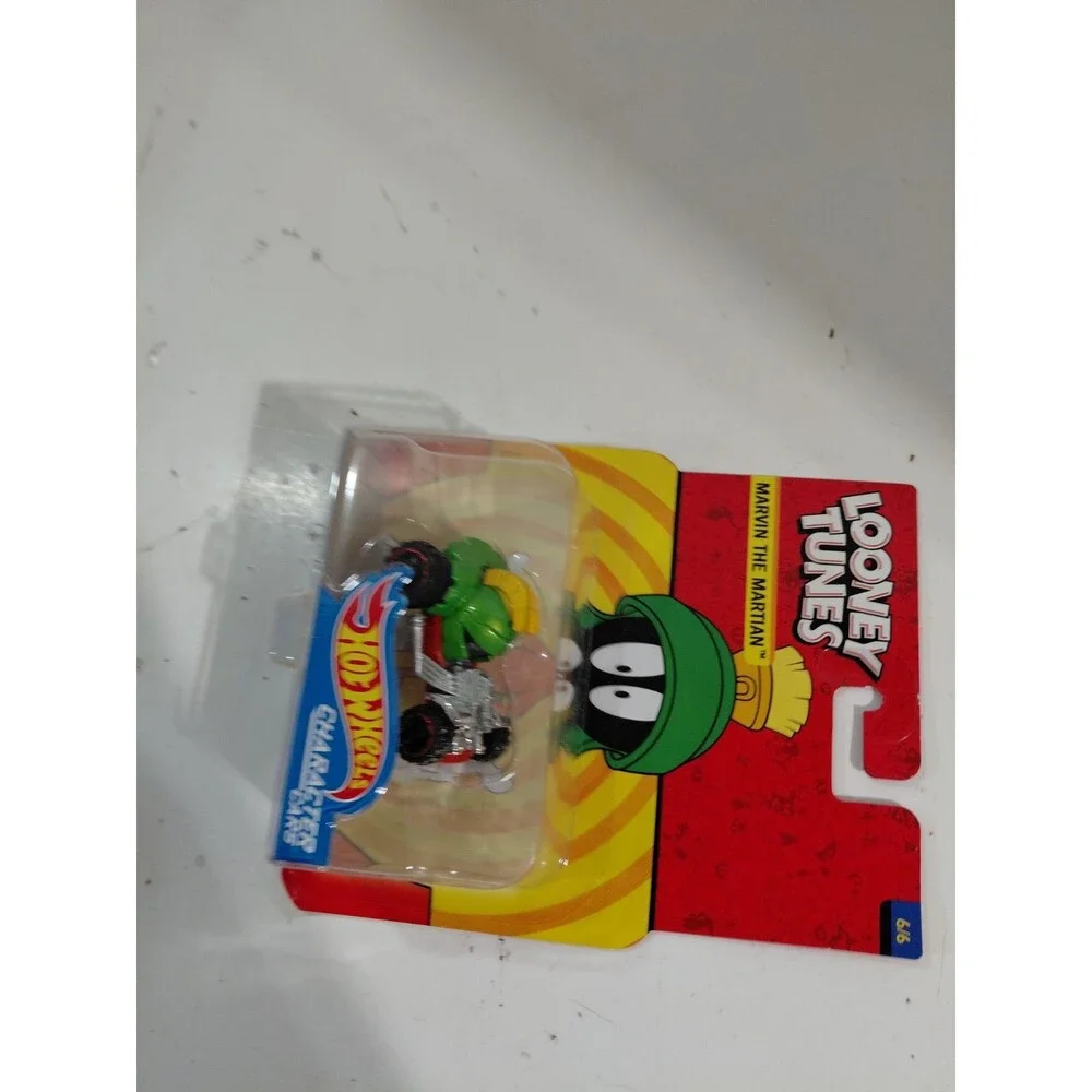 NIP Hot Wheels Character Cars 1:64 Die Cast Looney Tunes Marvin The Martian